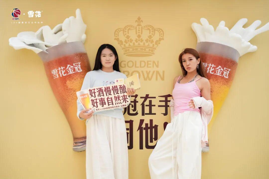 记者：海港今天飞赴深圳，吾米提江留沪康复